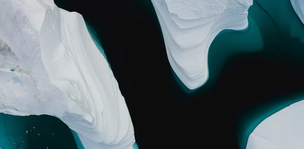 gunung es Arktik yang mencair dipotret dari atas udara