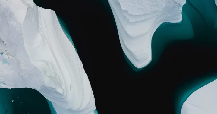 gunung es Arktik yang mencair dipotret dari atas udara