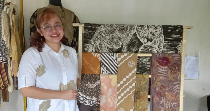 Putri Merdekawati menunjukkan beberapa koleksi batik pewarna alam di galeri Batik Si Putri.