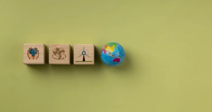 miniatur tiga balok kayu bergambar dan satu bola dunia
