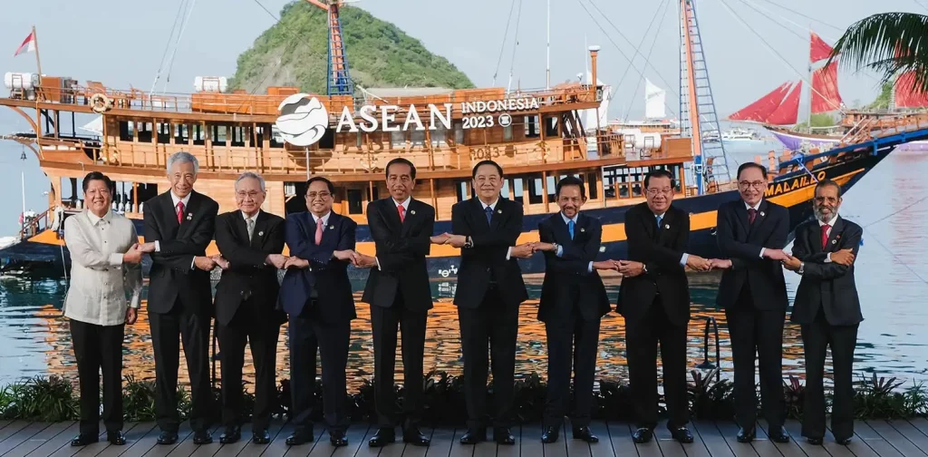 Para pemimpin negara anggota ASEAN berfoto bersama pada KTT ke-42 ASEAN di Labuan Bajo. | Foto: ASEAN 2023.