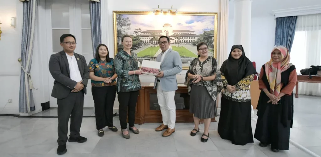 Gubernur Jawa Barat Ridwan Kamil memberikan cenderamata kepada Dr Jane Holden dari Monash University usai penandatanganan MoU kerja sama antara Pemerintah Jawa Barat dan Monash University.