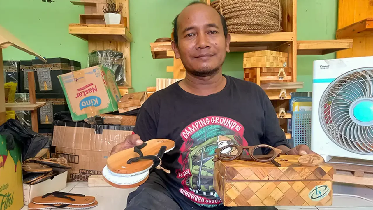 Aziz Abdullah Bajasud menunjukkan produk-produk BJ Homemade di rumah produksinya di Pasar Banjardowo Baru, Semarang.