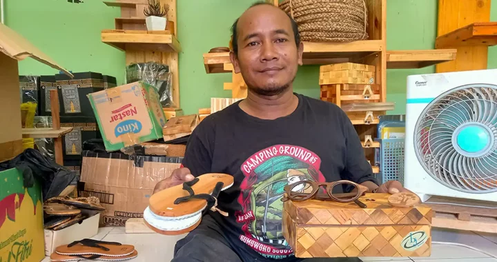 Aziz Abdullah Bajasud menunjukkan produk-produk BJ Homemade di rumah produksinya di Pasar Banjardowo Baru, Semarang.