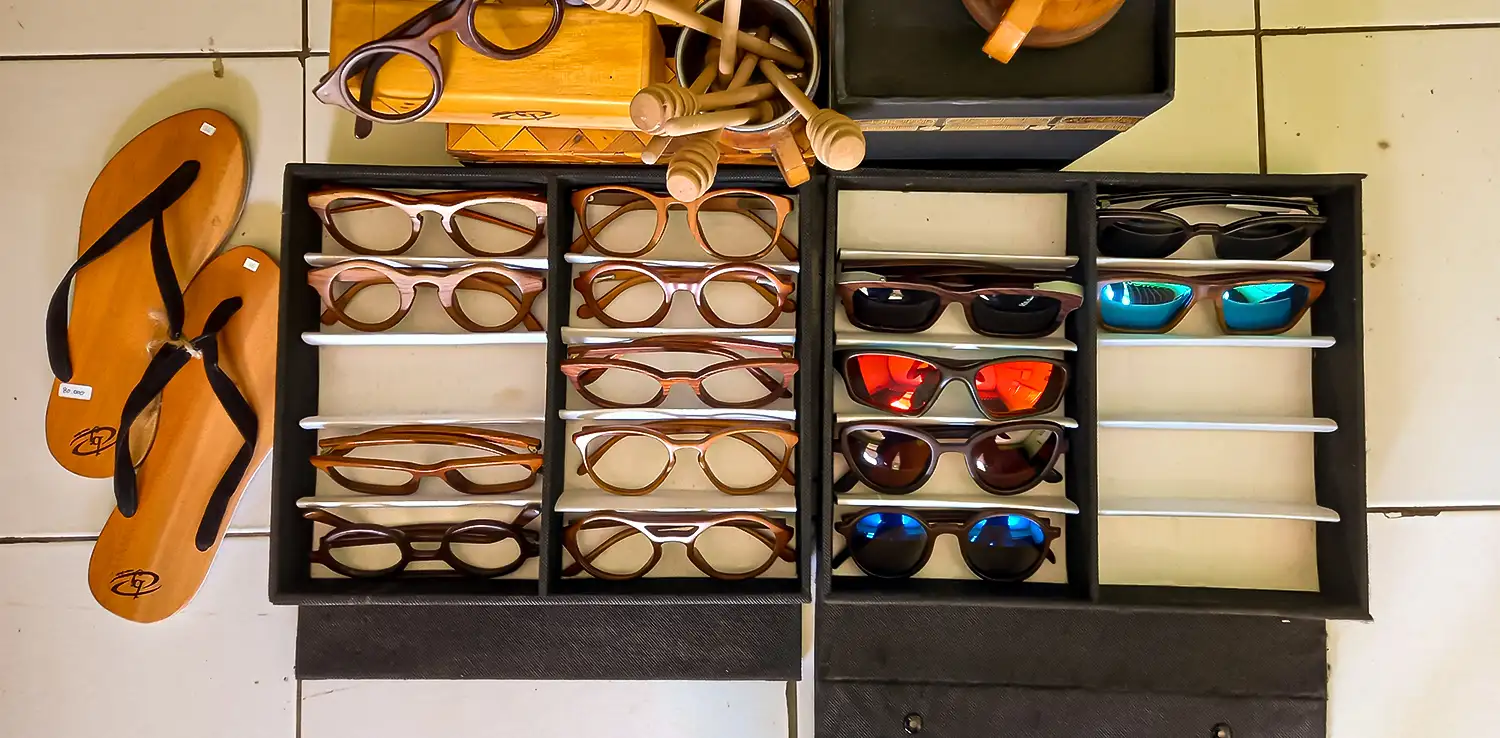 Produk-produk BJ Homemade. Selain kacamata kayu, juga ada tempat tisu, sandal, cangkir, dan celengan.