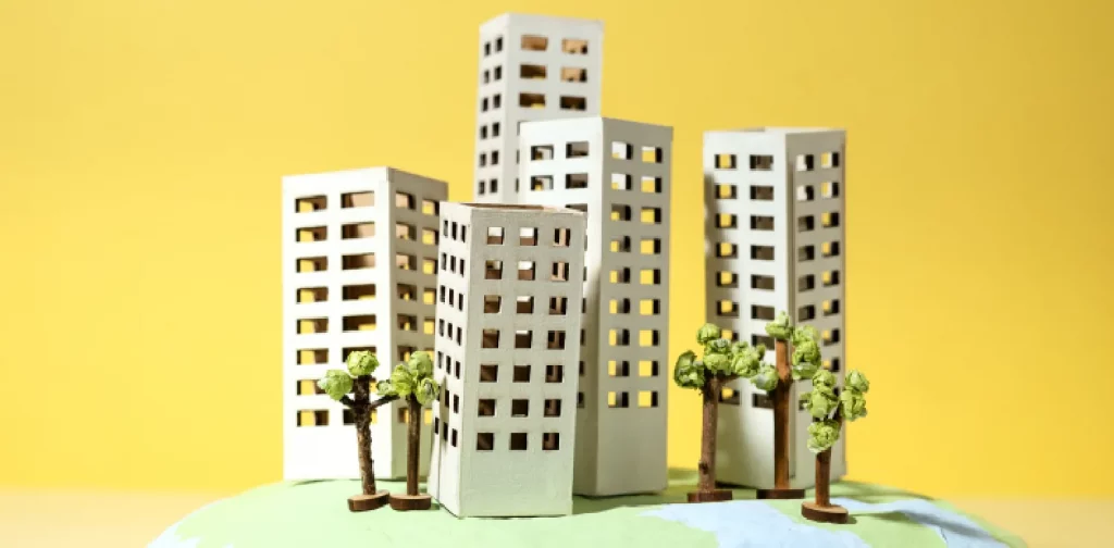 miniatur bangunan, pohon, dan bola dunia dari kertas