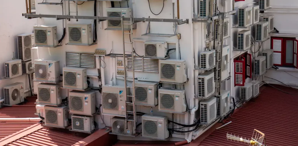 Sejumlah kondensor AC yang terpasang pada bangunan tempat tinggal