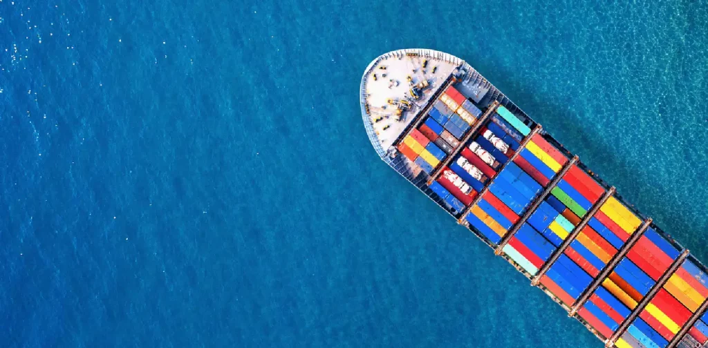 Foto udara kapal kargo kontainer di laut