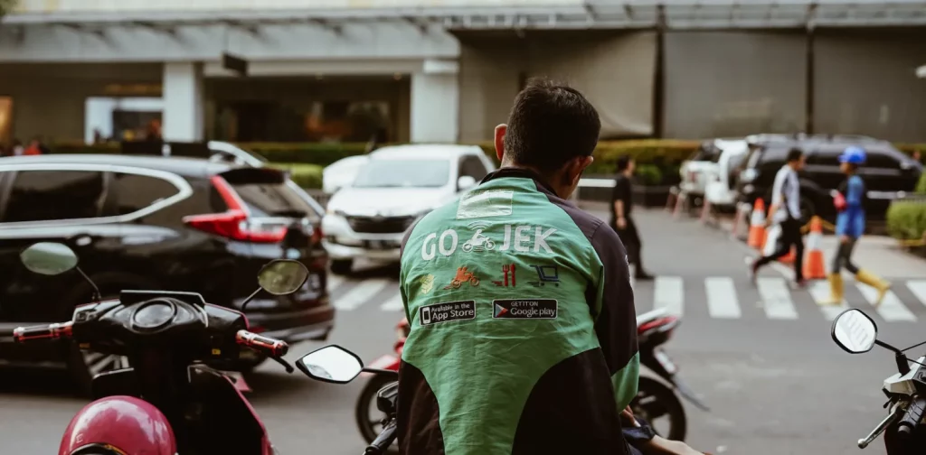 Pengemudi layanan jasa ride hailing Gojek tampak dari belakang