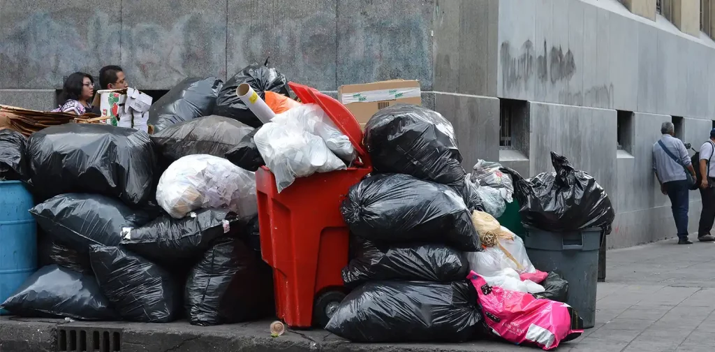 Tumpukan sampah di sudut kota