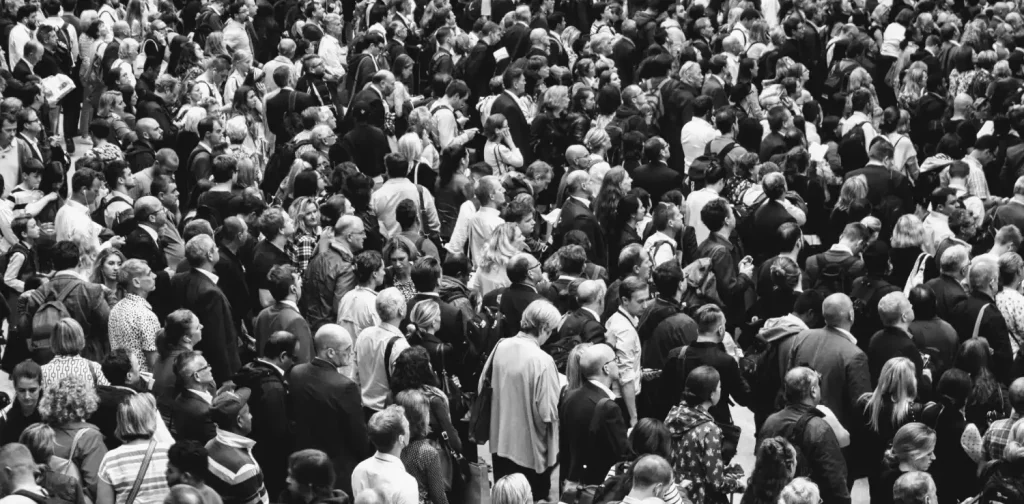 foto hitam putih kerumunan orang.