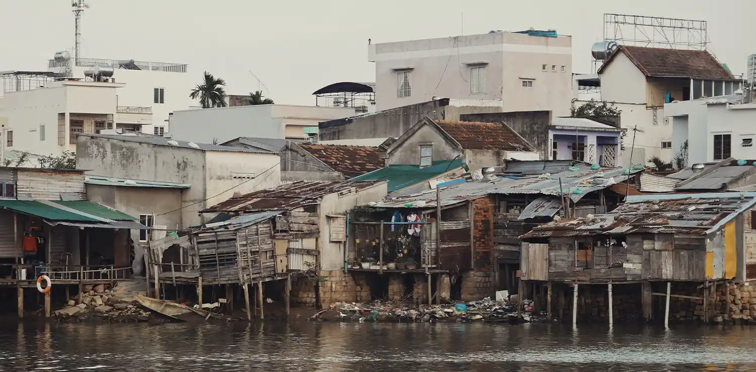 pemukiman padat penduduk di dekat perairan.