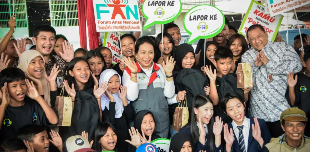Anak-anak berkumpul dan berfoto bersama Menteri PPPA Bintang Puspayoga.