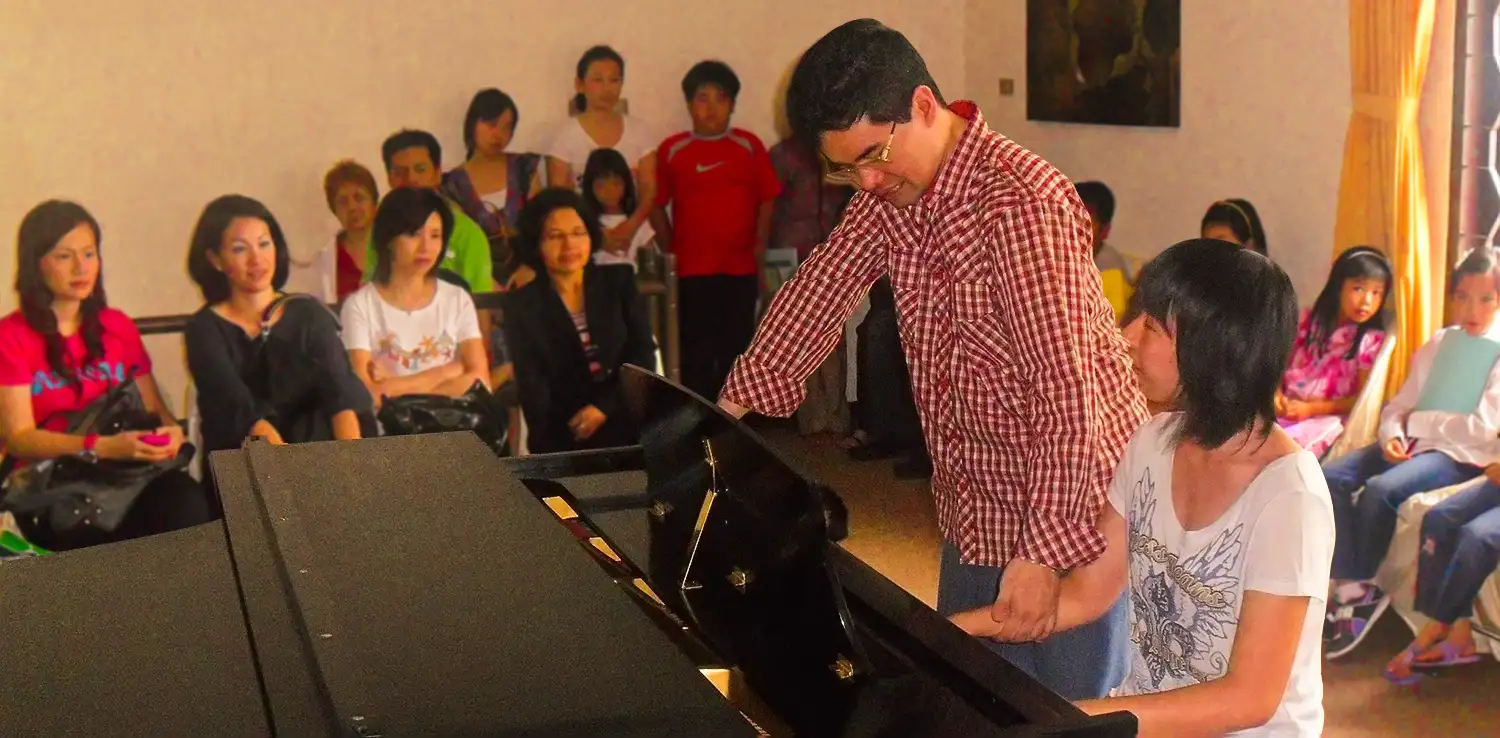 Ananda Sukarlan mengajari anak-anak bermain piano. | Foto: Facebook Chendra Panatan.