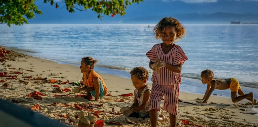 Anak-anak Papua Barat bermain di pantai