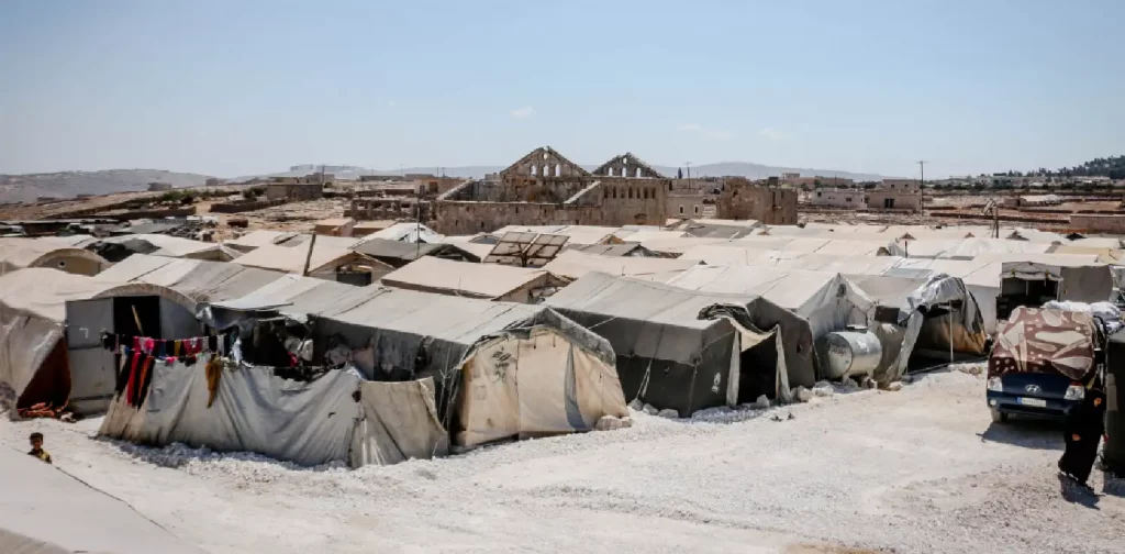 Tenda di kamp pengungsian