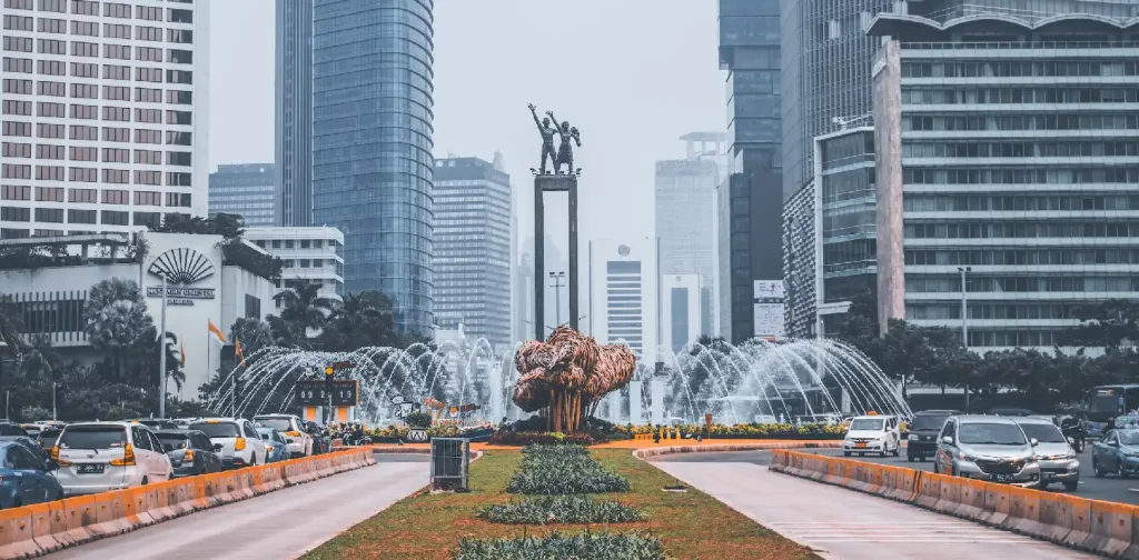 Patung selamat datang di Bundaran HI dan kabut polusi Jakarta