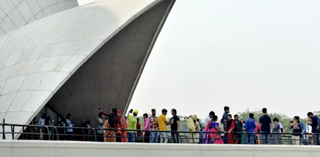 sekelompok orang sedang mengantri untuk memasuki objek wisata di India