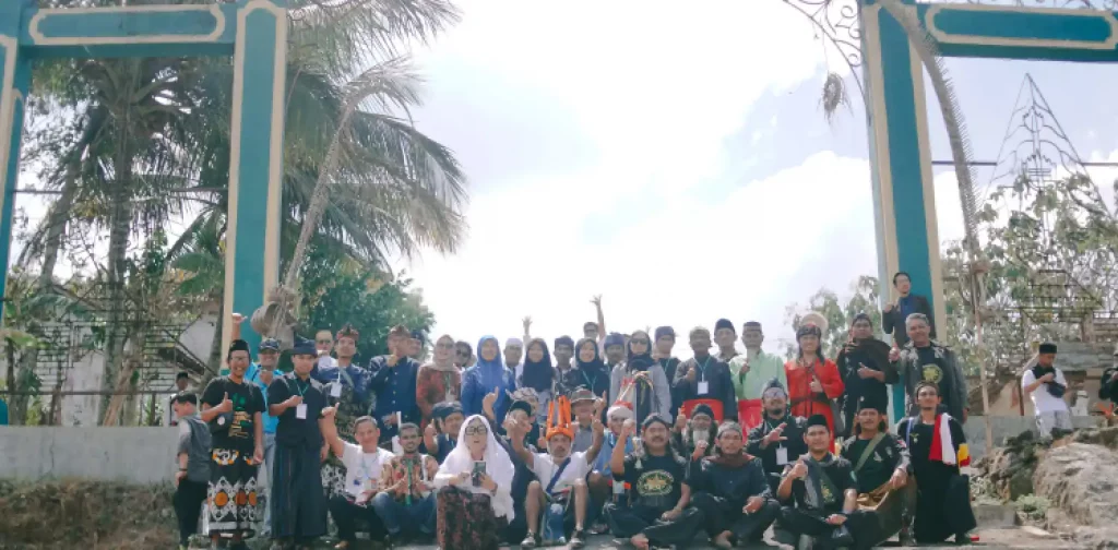 Para tokoh adat berfoto bersama para pengurus Lesbumi NU saat acara Sarasehan Lesbumi NU di Wonogori, Jawa Tengah.
