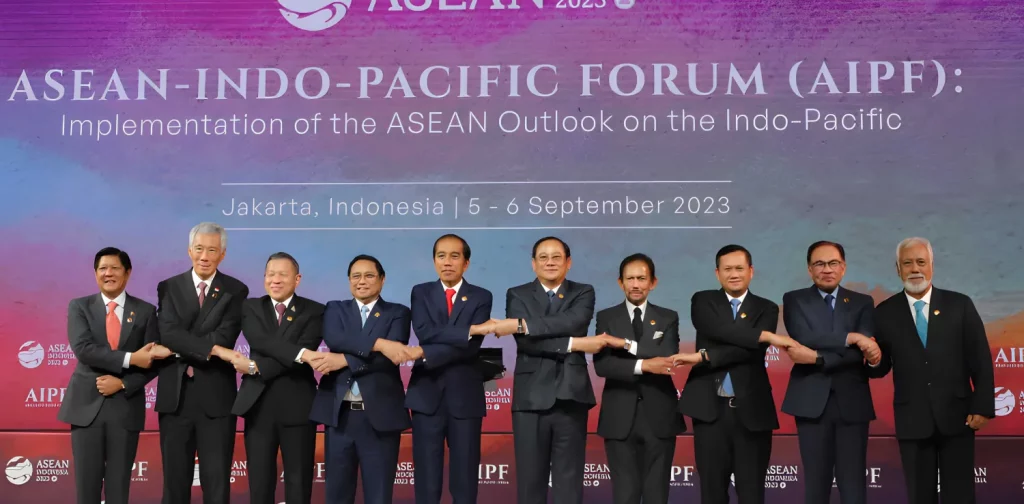 sepuluh pria berjas, yakni para pemimpin Negara Anggota ASEAN, berpegangan tangan untuk menunjukkan solidaritas