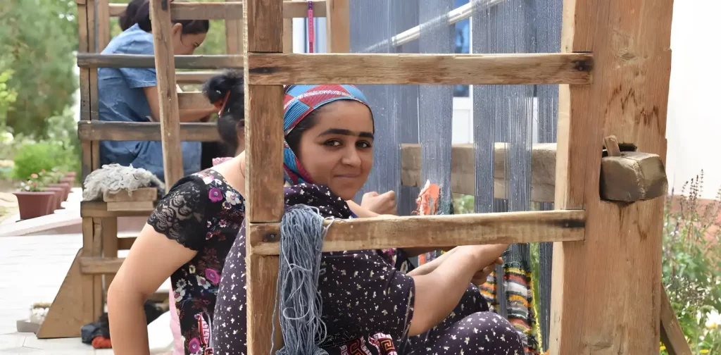 Perempuan Uzbekistan menenun.