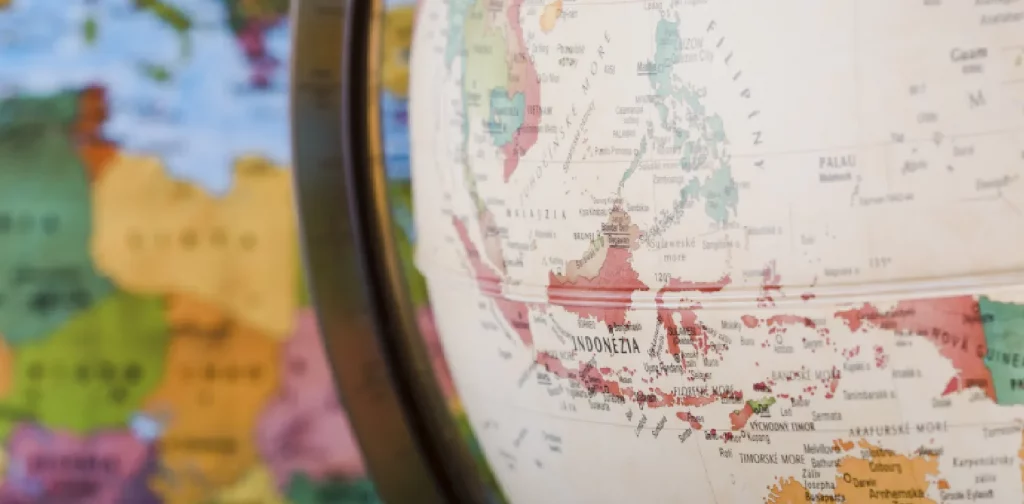 bola dunia yang menunjukkan peta Asia Tenggara