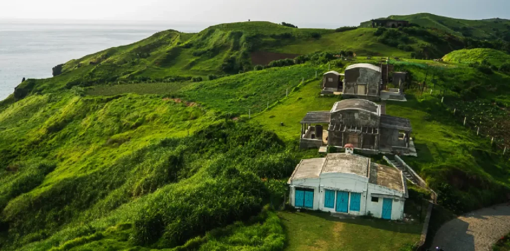 potret tiga bangunan tua di bukit berumput di pulau batanes Filipina