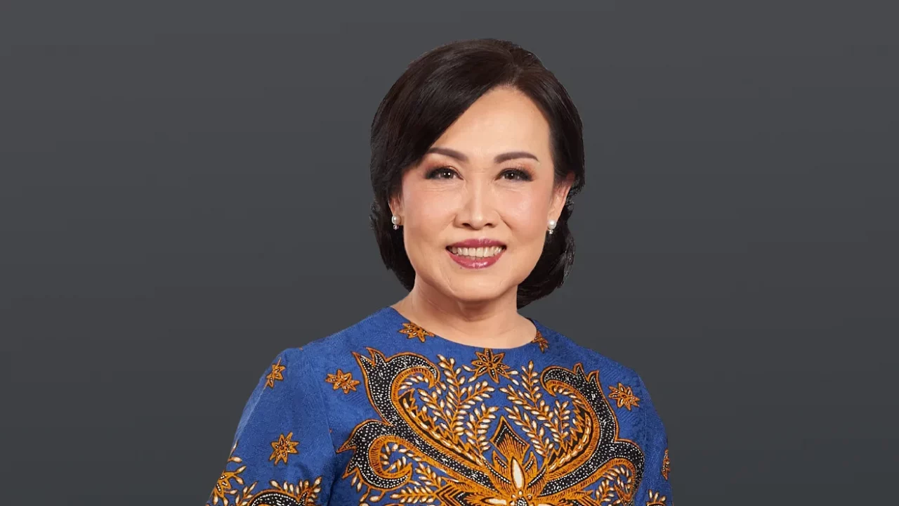seorang perempuan mengenakan batik