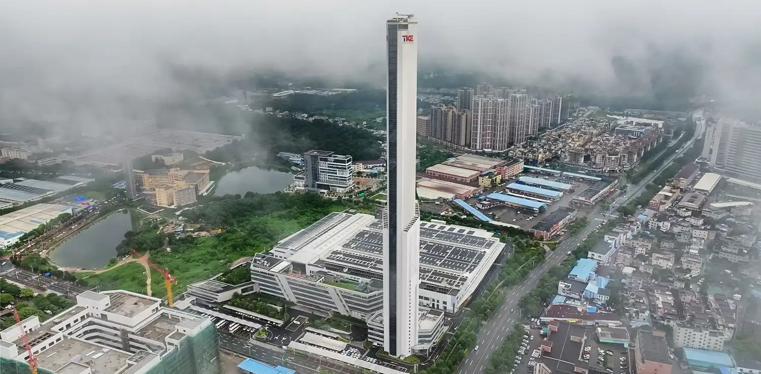Pabrik elevator dan menara uji yang dilengkapi dengan panel surya di Zhongshan, China. | Foto: TK Elevator.