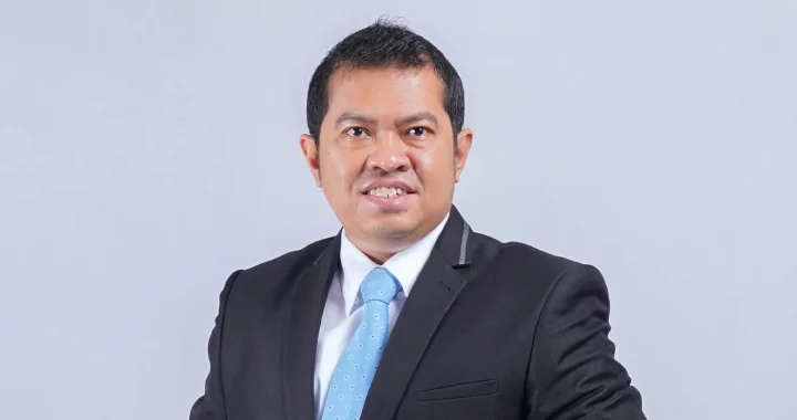 seorang pria berjas
