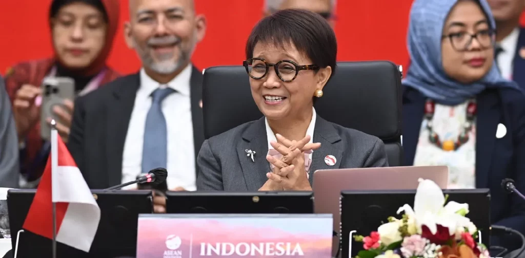 Ibu Retno Marsudi, salah satu politikus perempuan Indonesia, di KTT ASEAN 2023.
