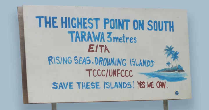 Sebuah tanda yang ditulis di Tarawa Selatan, Kiribati sebagai pengingat akan krisis iklim.