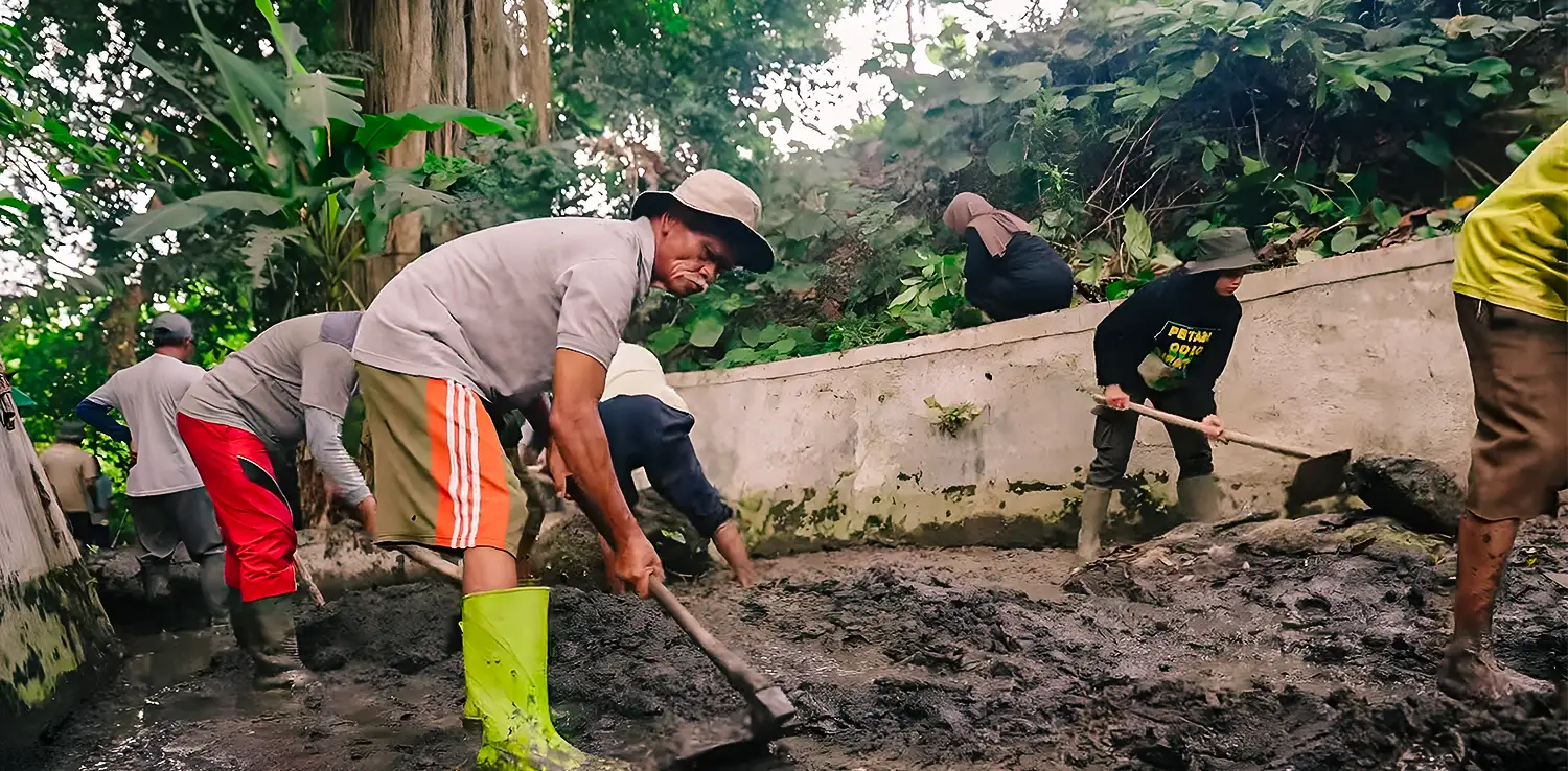 Tim Jaga Semesta bersama warga melakukan konservasi dengan membersihkan aliran air dari endapan lumpur.