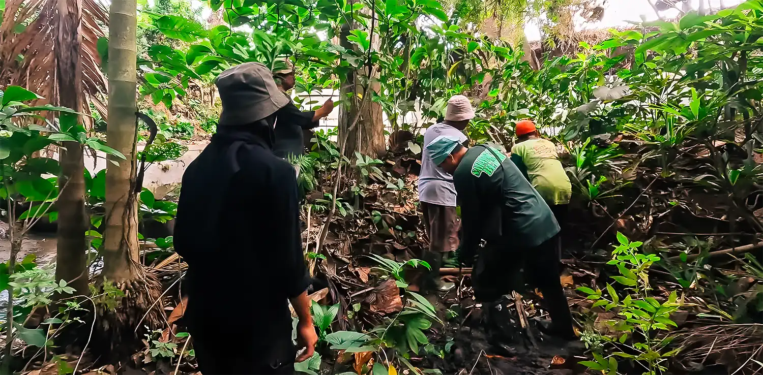 Tim Jaga Semesta bersama warga Blitar melakukan penanaman tanaman endemik (metode vegetasi) di sekitar Mata Air Sumber Njudelan, Blitar.