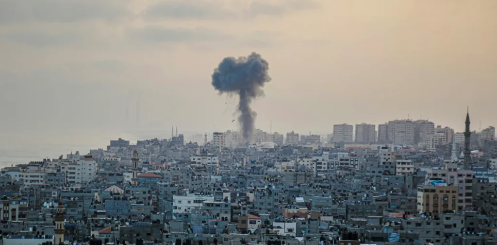 asap bom membumbung di pemukiman Gaza yang berpenduduk padat.