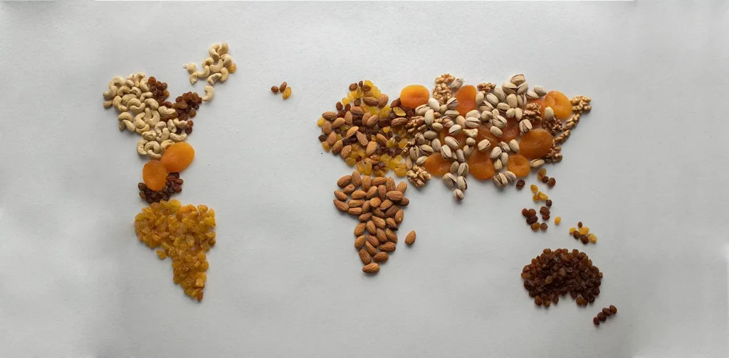 Peta dunia terbuat dari kacang-kacangan dan buah-buahan kering