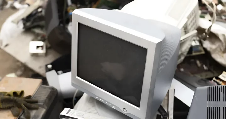 komputer bekas di atas tumpukan sampah elektronik
