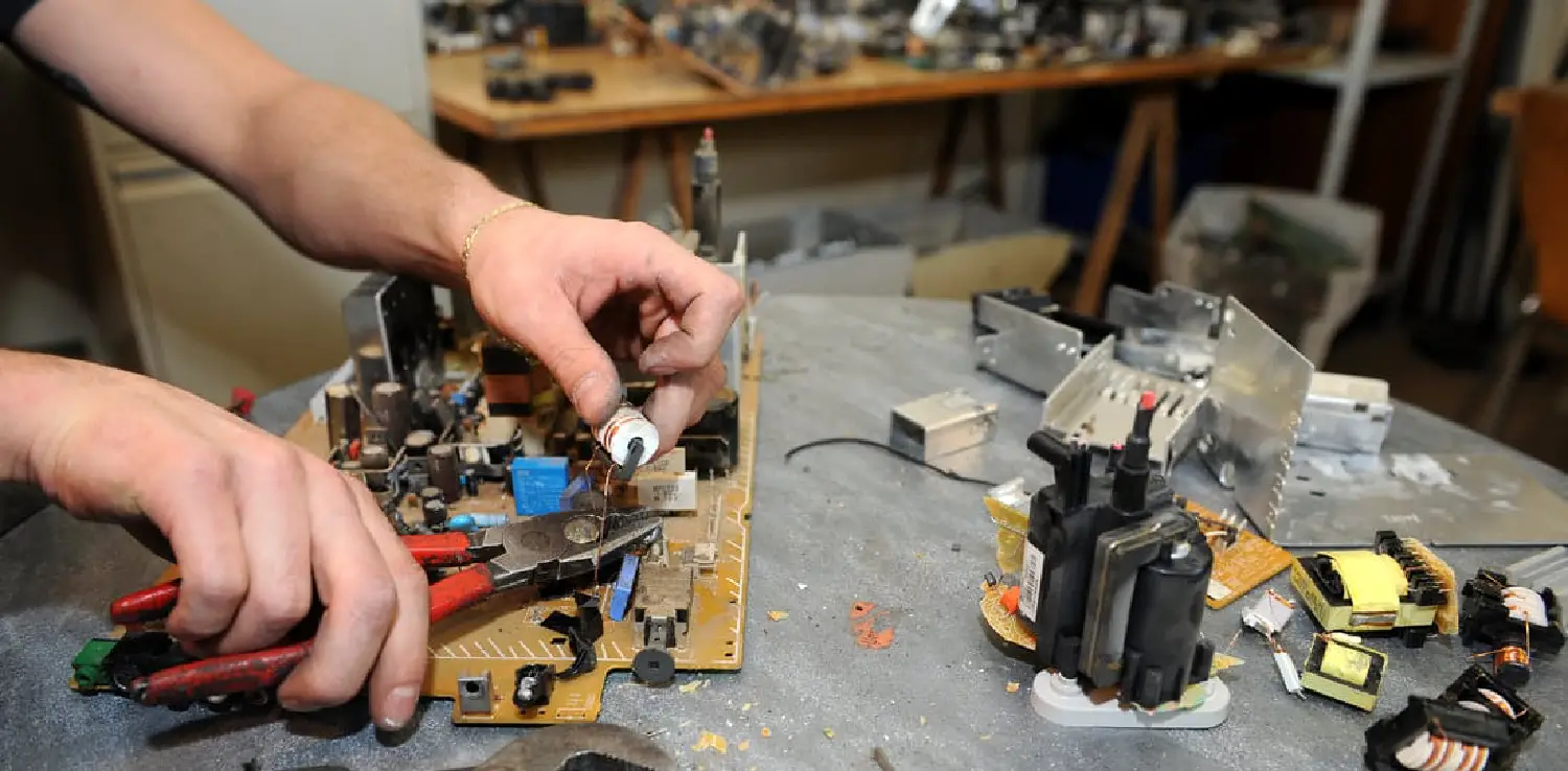 tangan membongkar bagian chip komputer