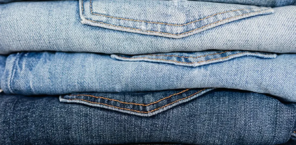 foto close up jeans yang tertumpuk rapi