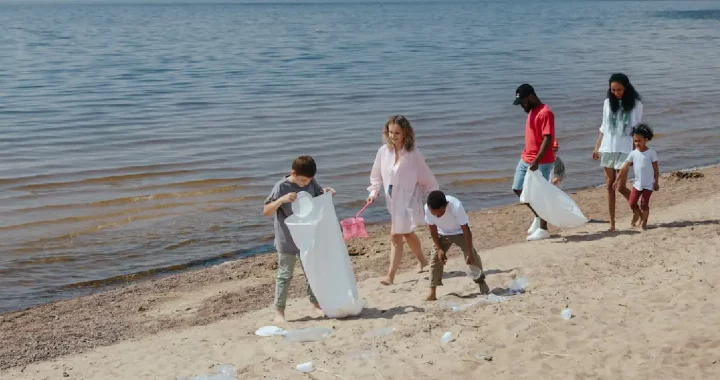 Orang-orang memungut sampah di pantai