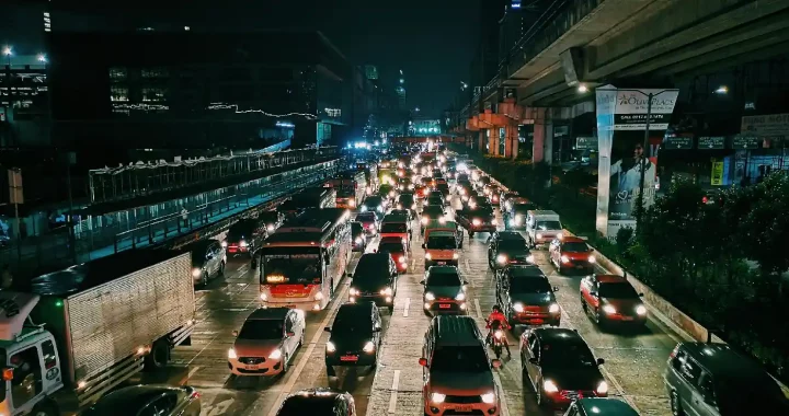 kendaraan di jalanan kota di malam hari