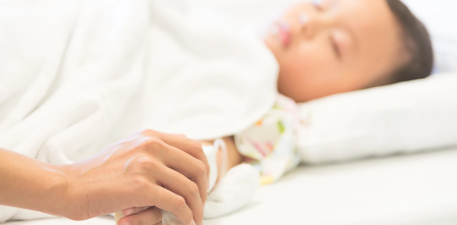 seorang anak terbaring di kasur rumah sakit