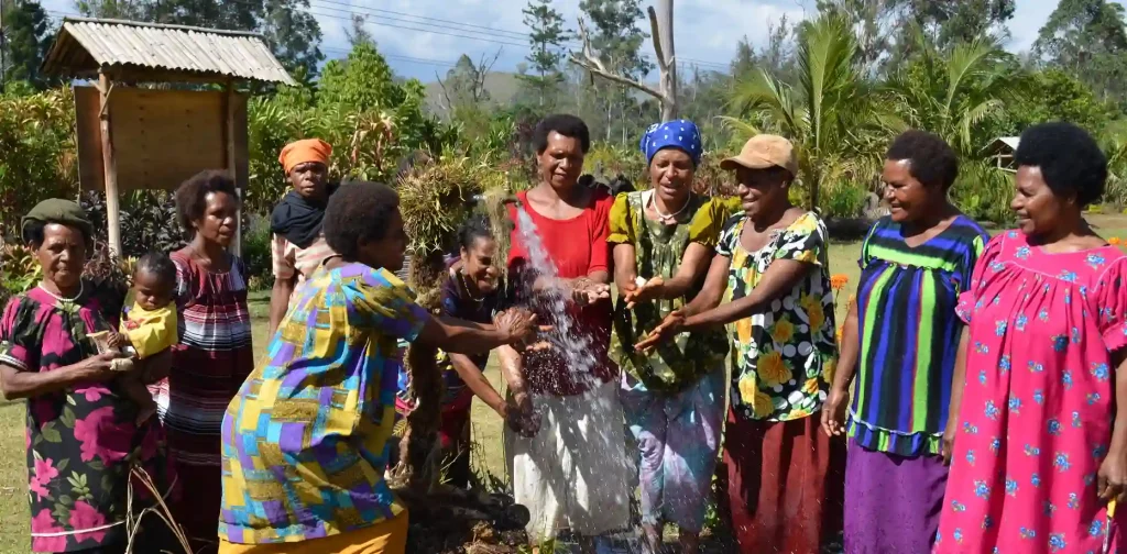 Sekelompok perempuan Papua Nugini di sekitar sumber air.