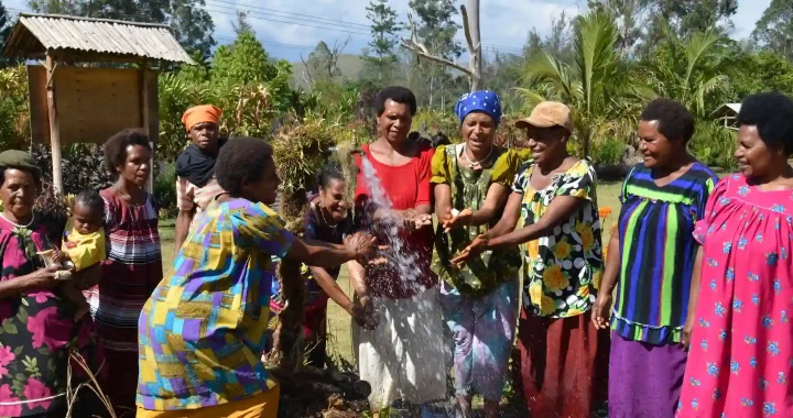 Sekelompok perempuan Papua Nugini di sekitar sumber air.