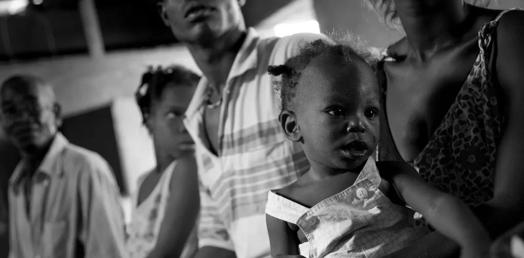 anak-anak Haiti bersama orang tua mereka.