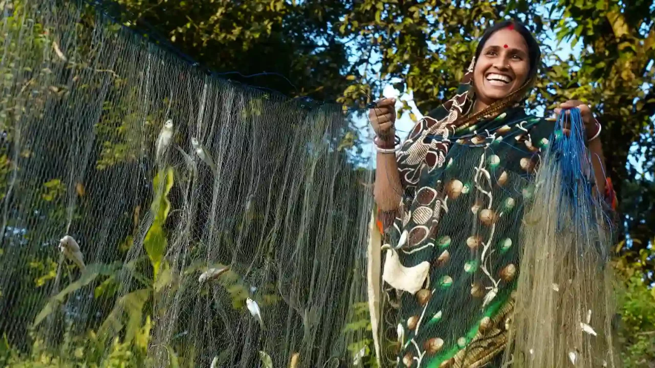 Perempuan India memegang jaring ikan