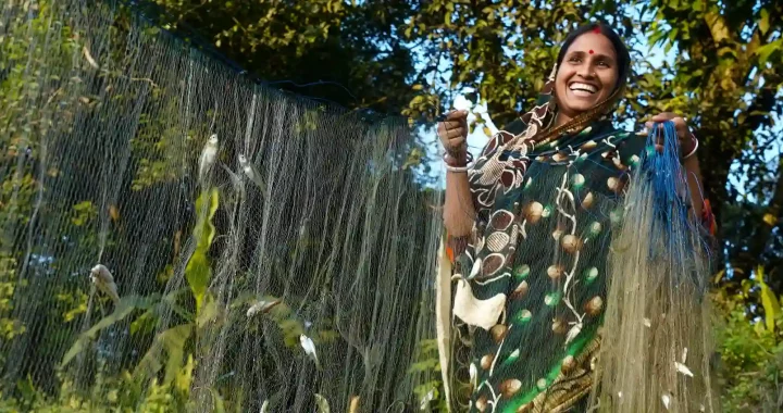 Perempuan India memegang jaring ikan