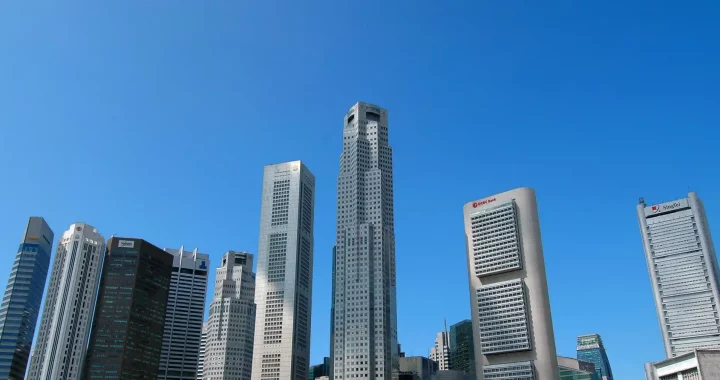 gedung pencakar langit singapura dengan latar langit biru