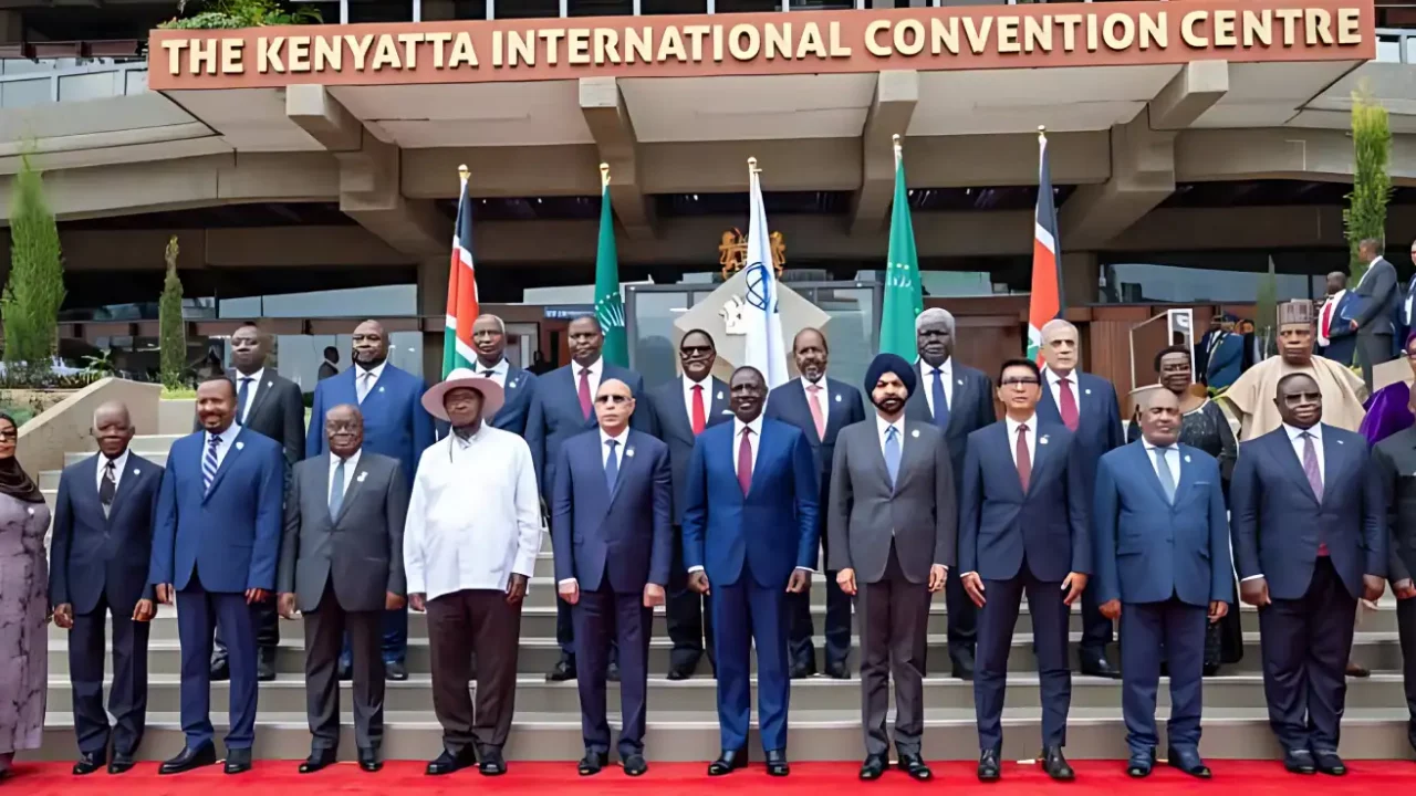 Para kepala negara Afrika berdiri di depan Kenyatta International Convention Center