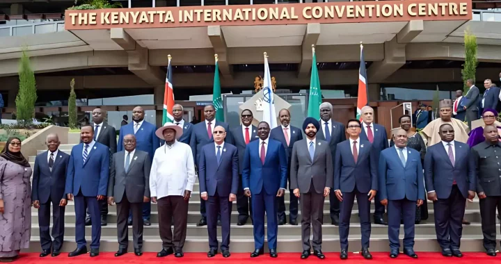 Para kepala negara Afrika berdiri di depan Kenyatta International Convention Center
